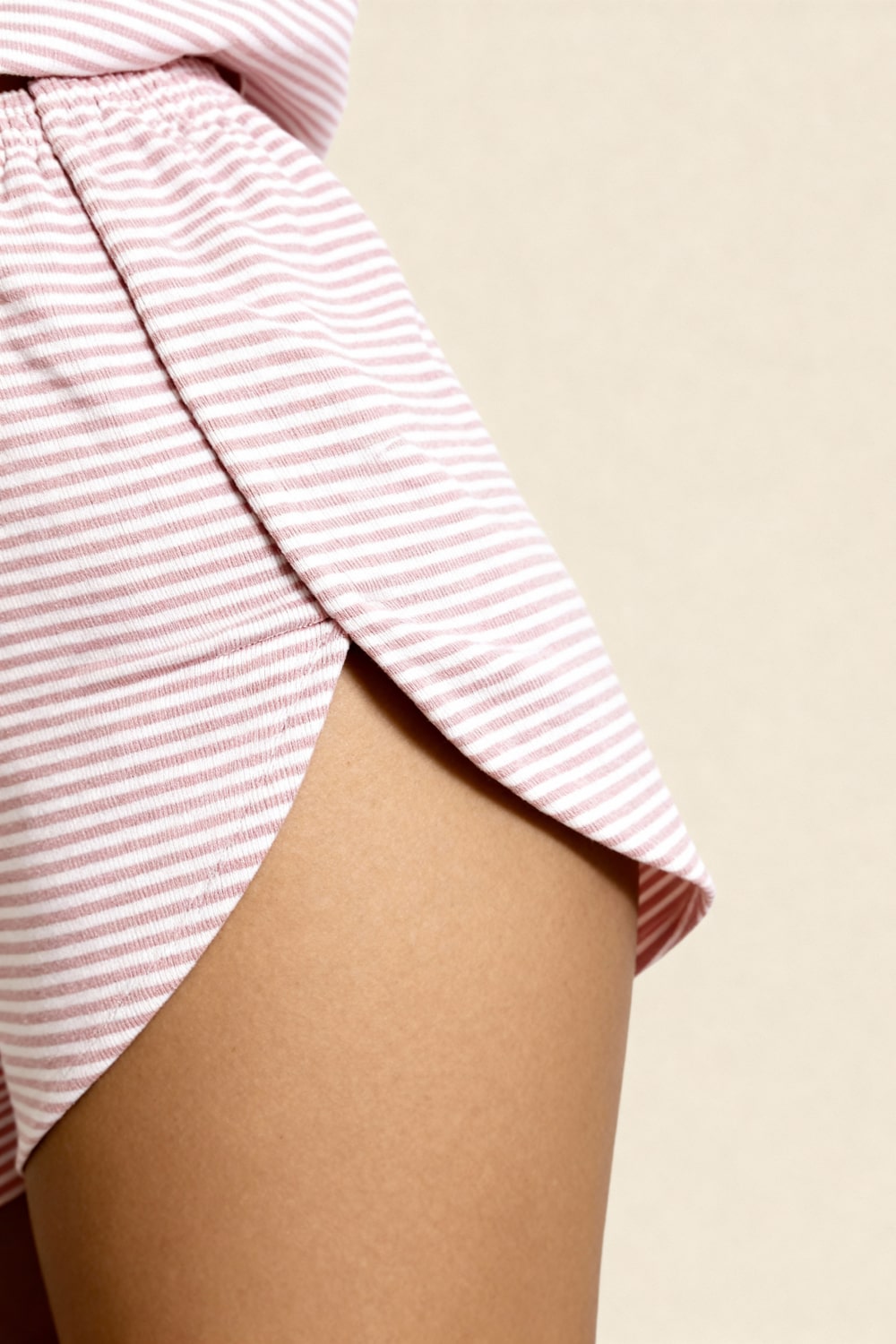 Milena, pembe-beyaz çizgili 2 parçalı şortlu pijama — ürün görünümü 4